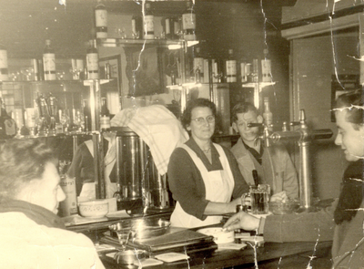 883835 Interieur van café Damen (Waterstraat 91) te Utrecht.